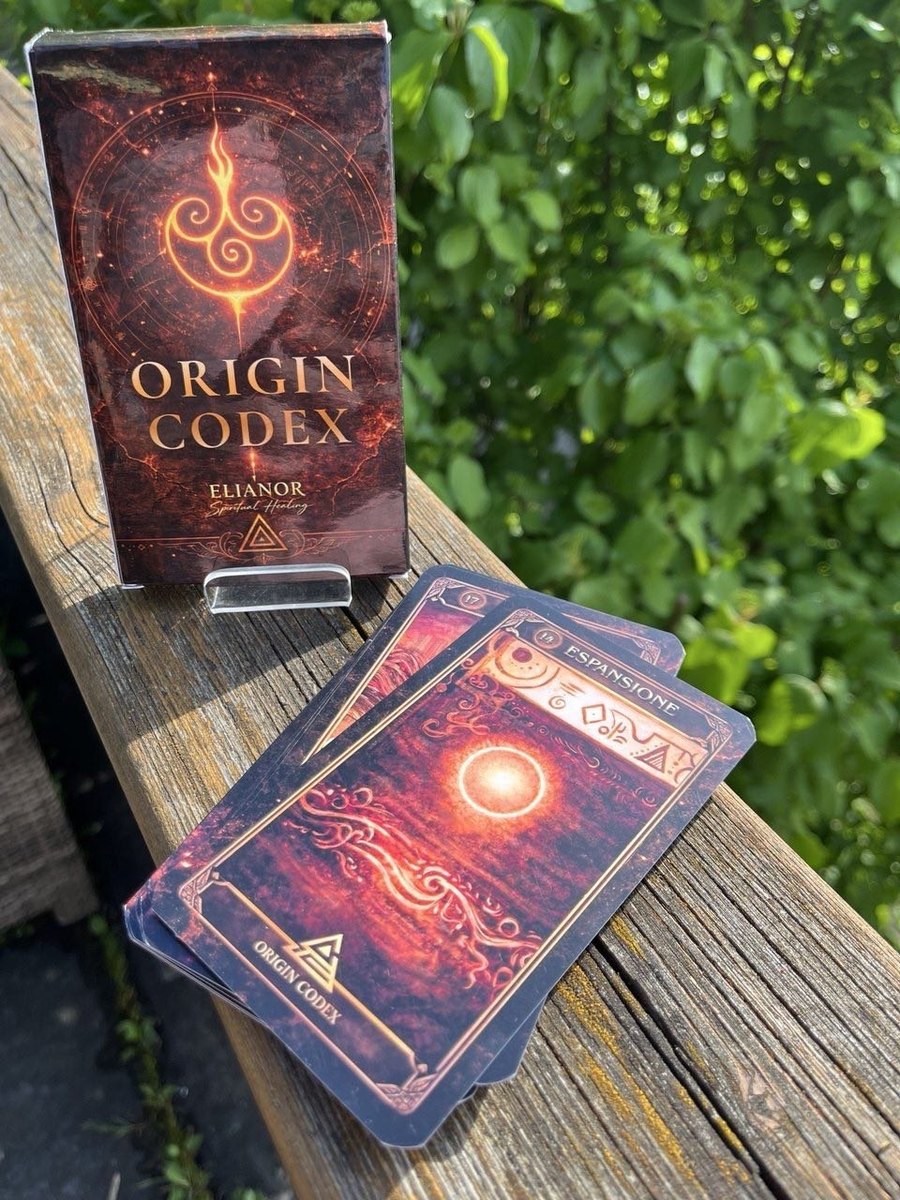 La scatola di Origin Codex e alcune carte su una panca di legno